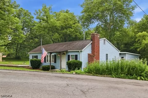 312 6th St, Belvidere, NJ 07823