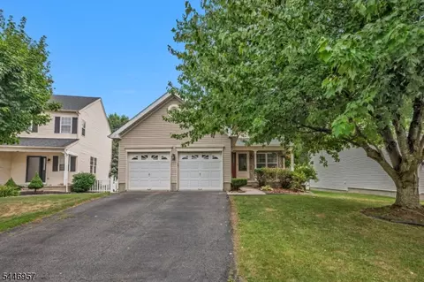 432 Hamilton Dr, Stewartsville, NJ 08886