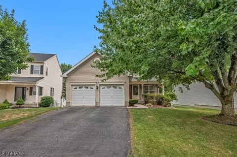 432 Hamilton Dr, Stewartsville, NJ 08886