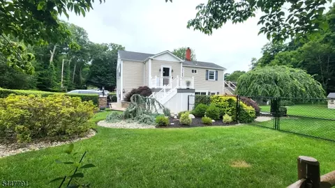 101 New Jersey Ave, Lake Hopatcong, NJ 07849