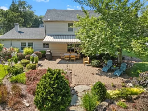 11 Marigold Ln, Somerset, NJ 08873