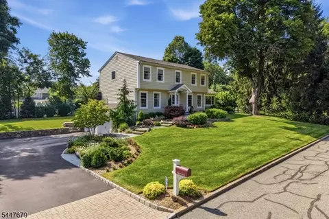 11 Briarwood Ct, Woodcliff Lake, NJ 07677