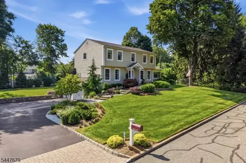11 Briarwood Ct, Woodcliff Lake, NJ 07677