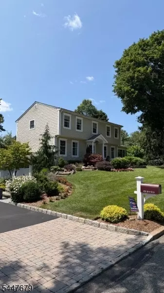 11 Briarwood Ct, Woodcliff Lake, NJ 07677