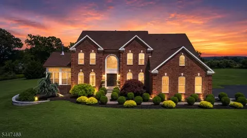 3 Surrey Way, Pittstown, NJ 08867