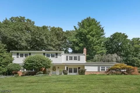 36 Stonefence Rd, Oakland, NJ 07436