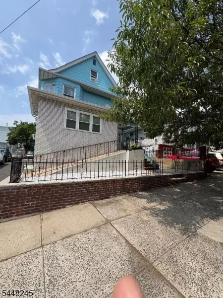 21 Danforth Ave, Jersey City, NJ 07305