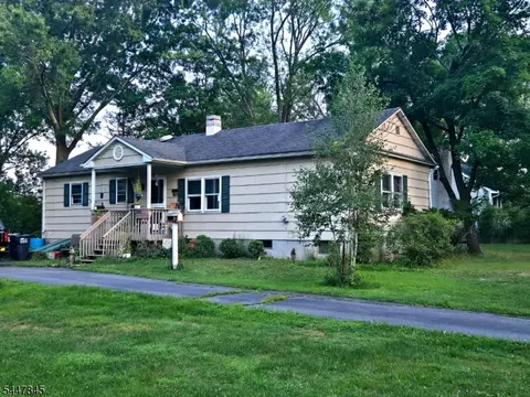 41 School Rd, Whitehouse Station, NJ 08889
