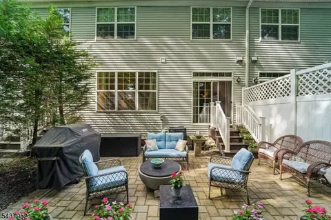 24 Pineview Dr, Waldwick, NJ 07463 photo 3