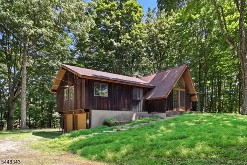 21 Duynecrest Rd, Towaco, NJ 07082