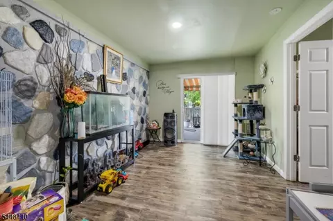 Entry Way - 981 Carnegie Ave, Plainfield, NJ 07060 photo 4 of 6