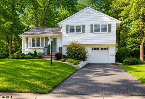 15 Stonehill Rd, Randolph, NJ 07869