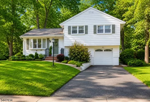 15 Stone Hill Rd, Randolph, NJ 07869