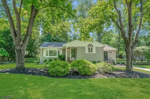 21 Hickory Dr, Oakland, NJ 07436