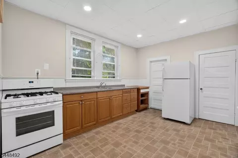 Entry Way - 79 Union Ave, Nutley, NJ 07110 photo 6 of 7