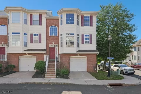 1366 Genovese Ln, Rahway, NJ 07065