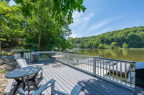 38 Oneida Ave, Hopatcong, NJ 07843