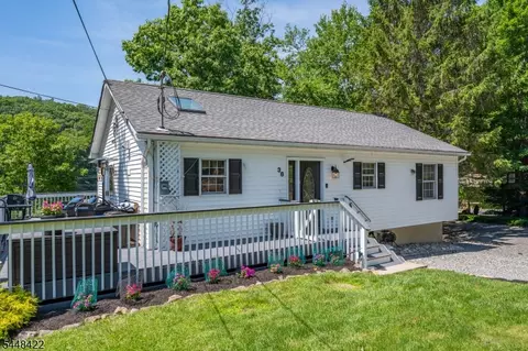38 Oneida Ave, Hopatcong, NJ 07843