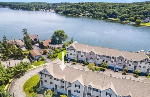 33 Catamaran Ct, Mount Arlington, NJ 07856