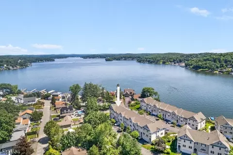 33 Catamaran Ct, Mount Arlington, NJ 07856