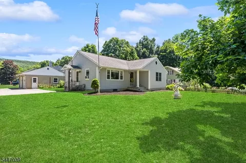 162 Cozy Lake Rd, Oak Ridge, NJ 07438