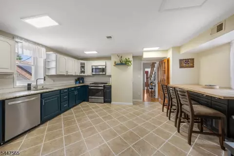 4 Jeanette St, Carteret, NJ 07008