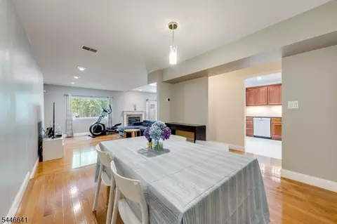 9 Queensbridge Dr, East Hanover, NJ 07936
