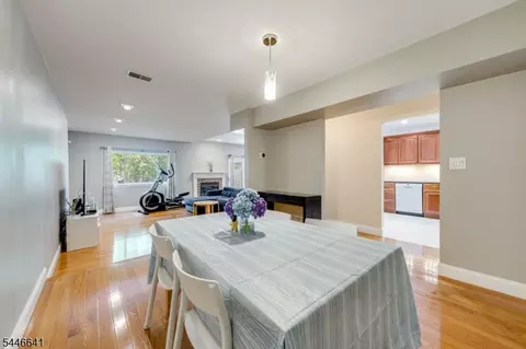 9 Queensbridge Dr, East Hanover, NJ 07936