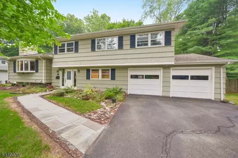 17 Billingsley Dr, Livingston, NJ 07039
