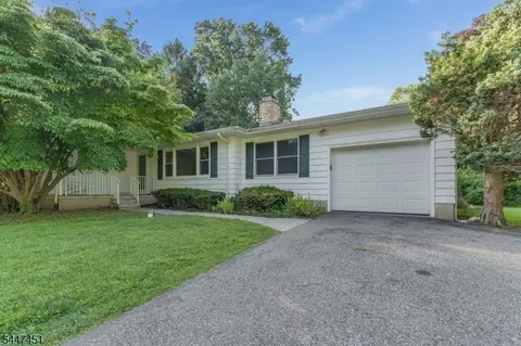 2 Glenway Dr, Flemington, NJ 08822