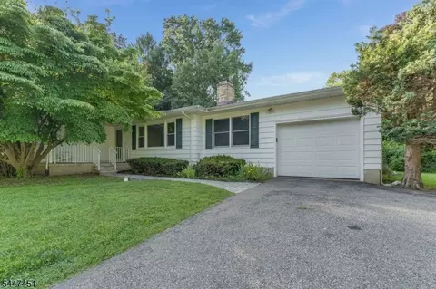 2 Glenway Dr, Flemington, NJ 08822