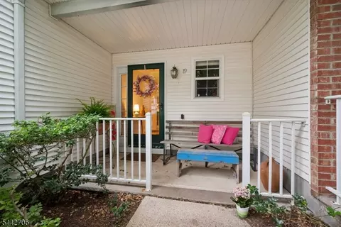 19 Maple Ln, Mount Arlington, NJ 07856