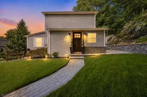 26 Oak St, Bloomingdale, NJ 07403
