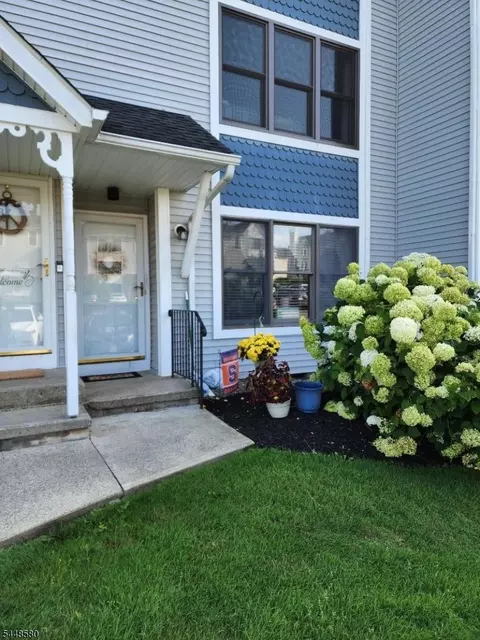 11 Burlington Ct, Hamburg, NJ 07419