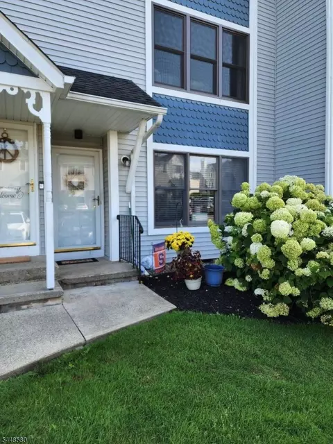 11 Burlington Ct, Hamburg, NJ 07419