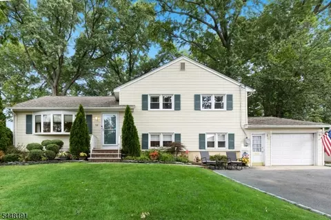 52 Grand St, Clark, NJ 07066