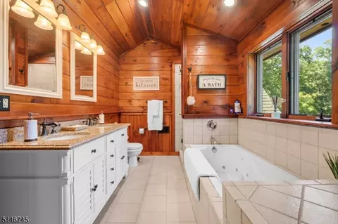 Bath - 44 Morgan Dr, Wantage, NJ 07461 photo 2 of 3