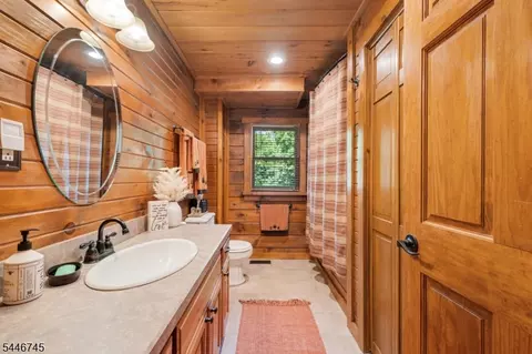 Bath - 44 Morgan Dr, Wantage, NJ 07461 photo 1 of 3