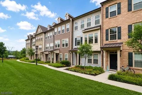 22 Gala Ct, Livingston, NJ 07039