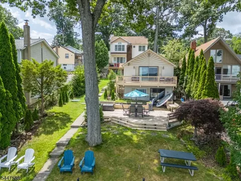 121 Maxim Dr, Hopatcong, NJ 07843