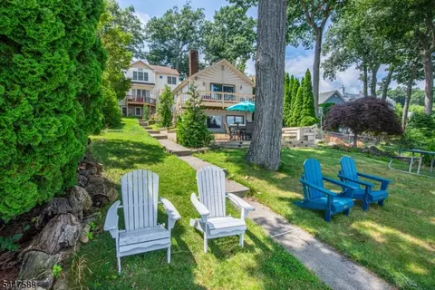 121 Maxim Dr, Hopatcong, NJ 07843