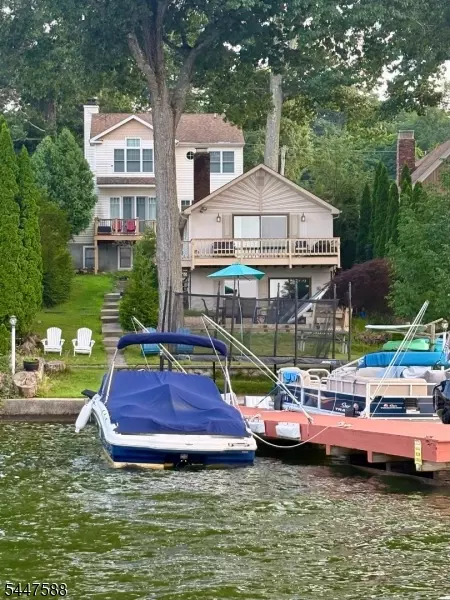 121 Maxim Dr, Hopatcong, NJ 07843