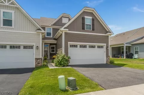 16 Sparrowhawk St, Washington, NJ 07882