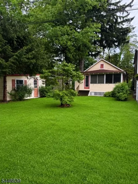 23 Notch Rd, Newfoundland, NJ 07435