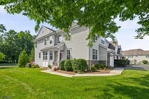 10 Indian Field Dr, Hamburg, NJ 07419