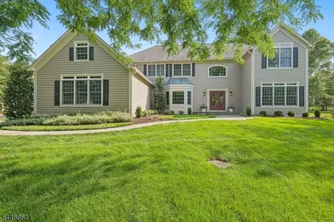 4 Hawkes Ct, Bridgewater, NJ 08807