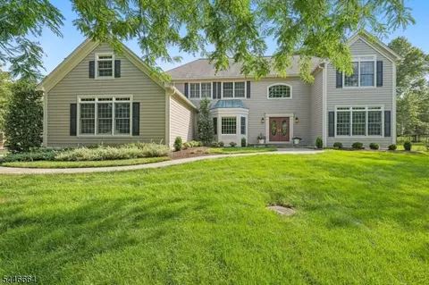 4 Hawkes Ct, Bridgewater, NJ 08807