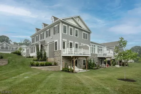 31 Hillandale Dr #204, Far Hills, NJ 07931