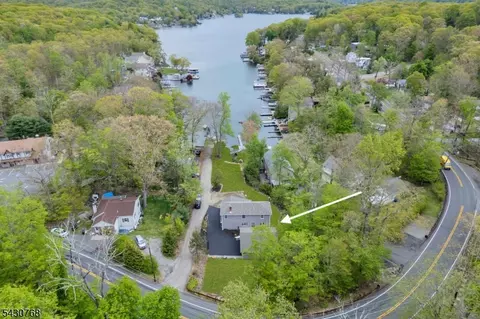 385 Maxim Dr, Hopatcong Boro, NJ 07843