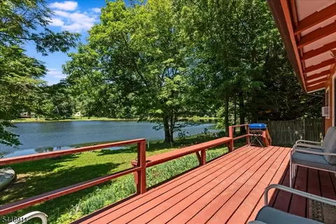 907 Plymouth Lake Dr, Newton, NJ 07860